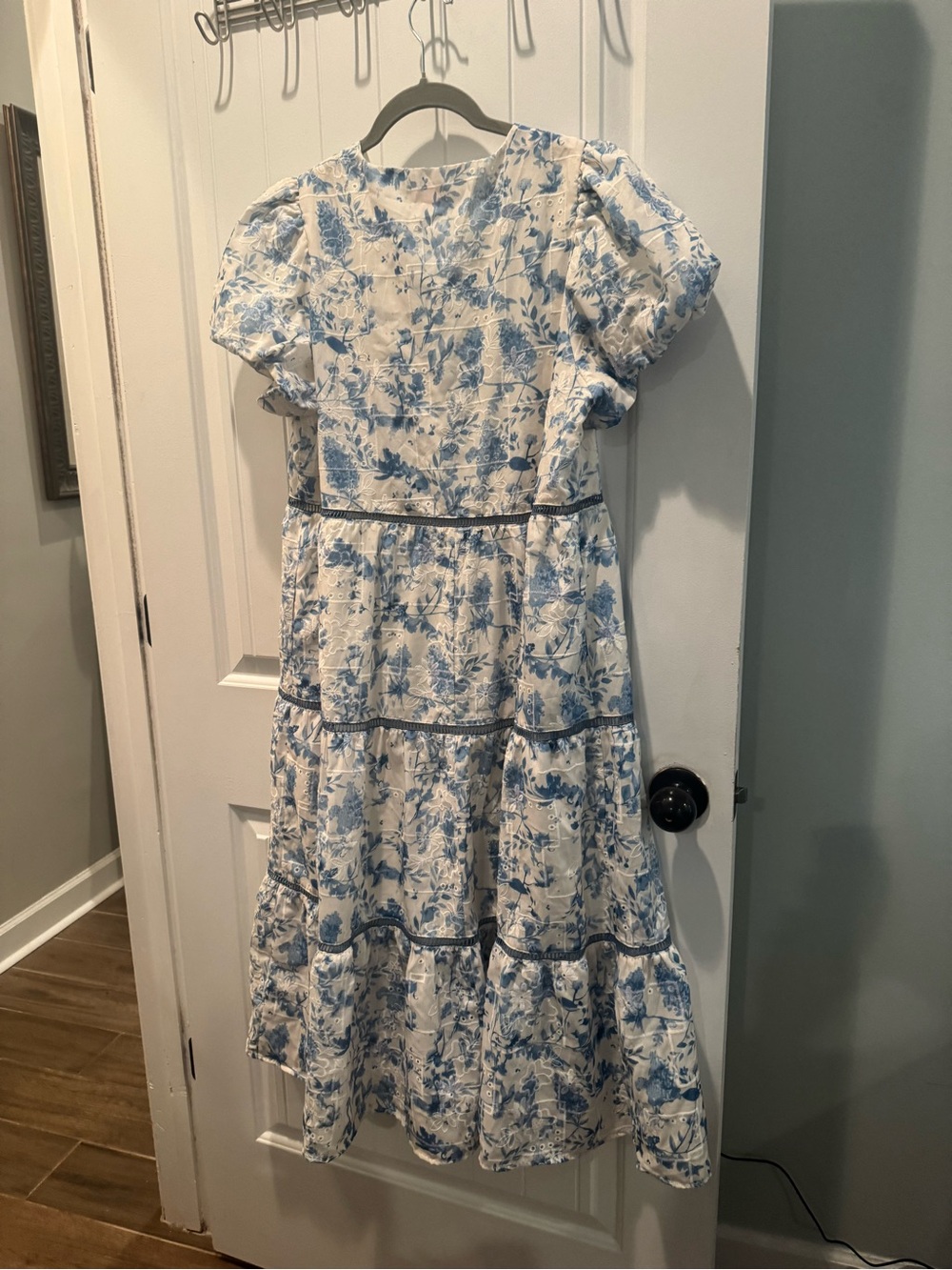 entro White and Light Blue Floral Midi Dress - Picture 2 of 3
